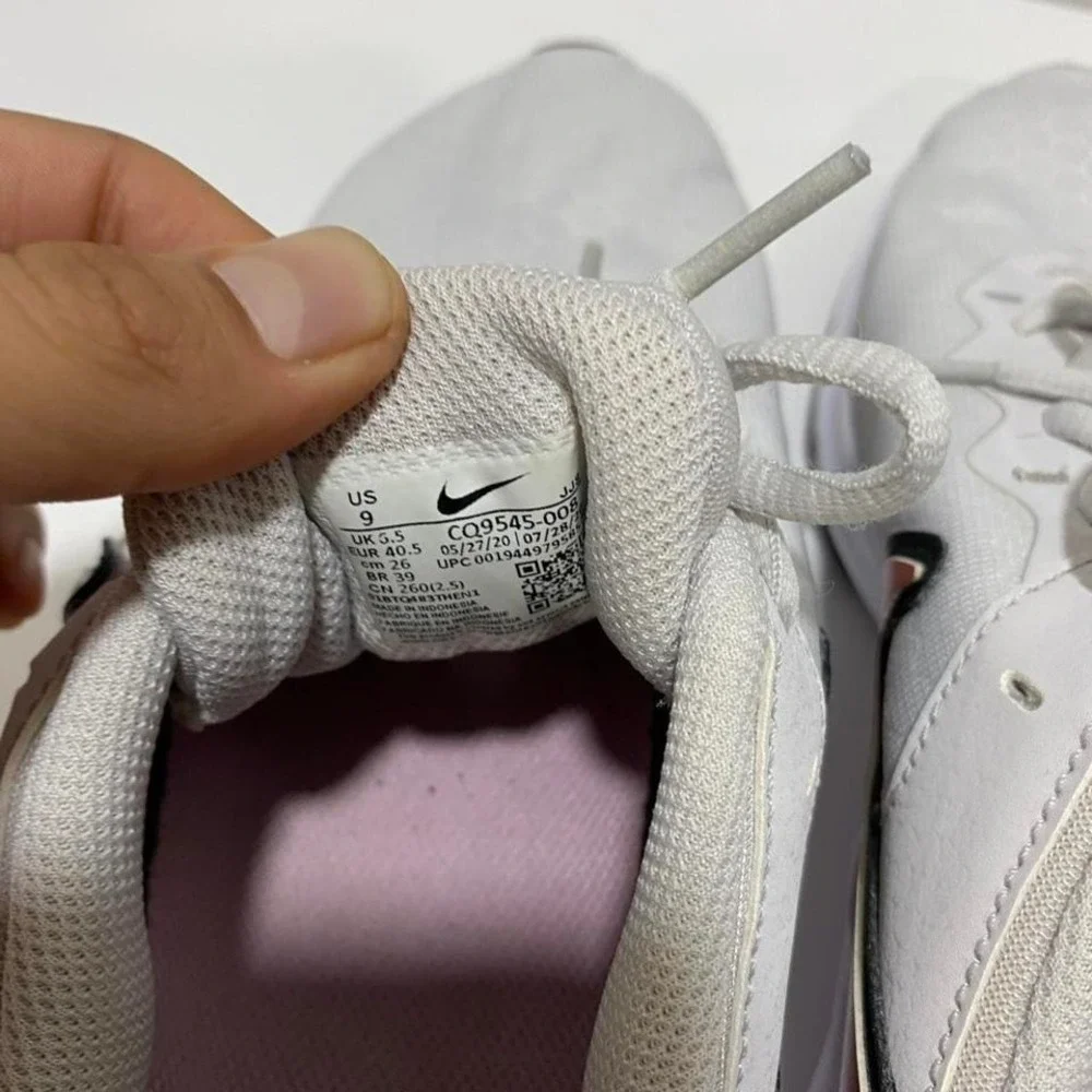 Nike legend white trainers women Size US 9. SKU835